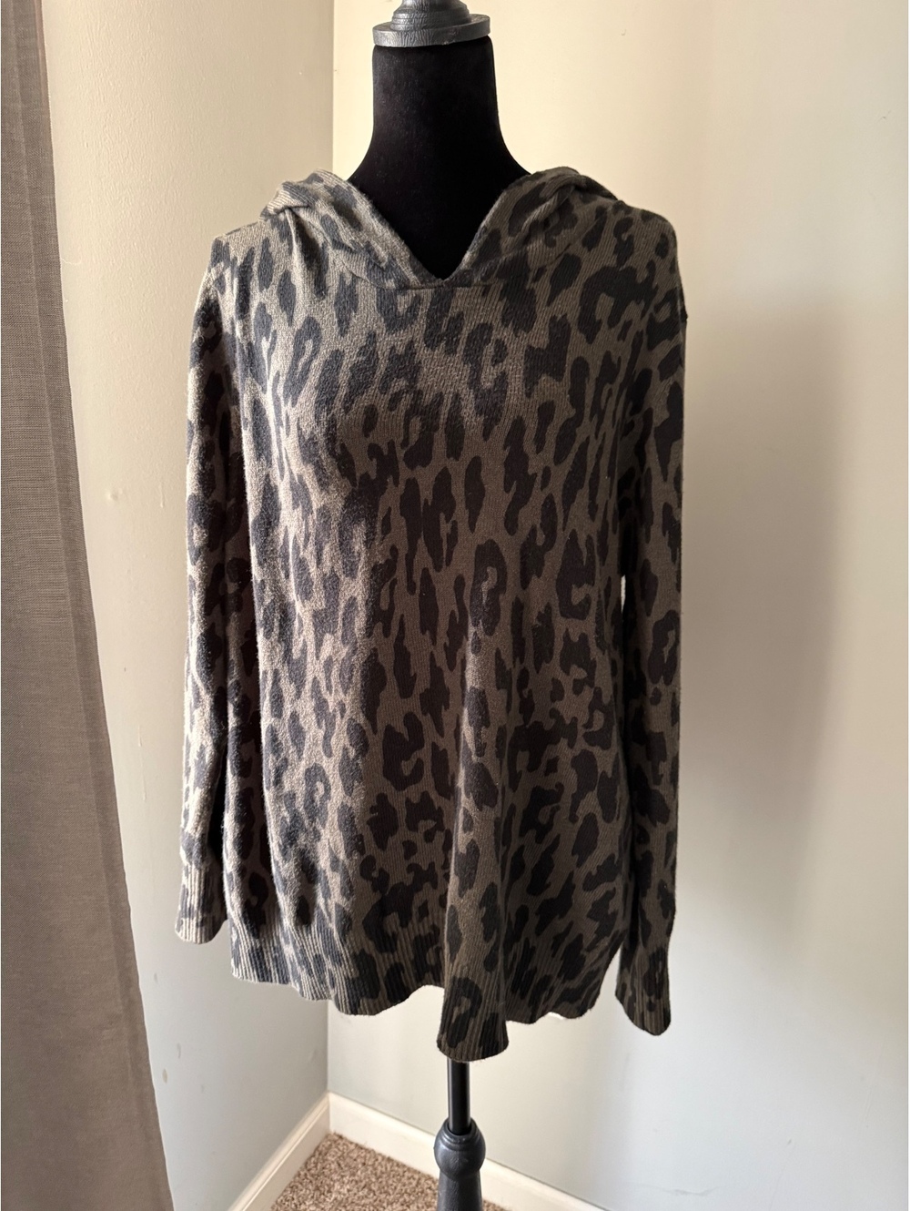 J.Jill Medium Hooded Pullover Sweater in Olive and Black Leopard Print